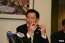 台湾民进党驻美代表吴钊燮。(美国之音 钟辰芳拍摄)