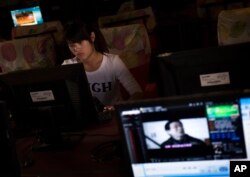 一名女孩在河南郑州一家网吧上网(资料照)