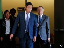 2017年5月15日,雷蒙德·林(中)离开宾州门罗郡法庭。在巴鲁克学院学生邓俊显加入亚裔兄弟会仪式中死亡的案件中,雷蒙德·林和另外三名被告承认犯有故意误杀罪。