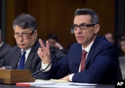 外交政策研究所国家安全项目高级研究院克林特·瓦茨(右)在参议院情报委员会作证。(2017年3月30日)