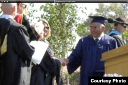 宫田的女儿为他拍的高中毕业典礼情景(宫田女儿辛蒂提供)