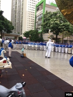 法轮功管乐队行前演练 (美国之音记者申华拍摄)