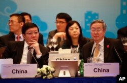 中国财政部长楼继伟 (左)与中国人民银行行长周小川星期五在上海召开的20国集团财政部长和中央银行行长会议上 (2016年2月26日)
