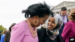 资料照:来自明尼苏达州的奥马尔(右)在国会未来议员在国会山合影后与另一位新当选的民主党众议员、来自康涅狄克州的海耶斯交谈。