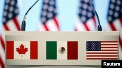 资料照:在墨西哥城举办第七轮北美自由贸易协定谈判期间,联合记者会的讲台上贴有美国、加拿大和墨西哥旗帜。(2018年3月5日)