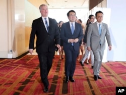 2019年8月2日在泰国曼谷东盟和东亚峰会期间,时任日本谈判代表金杉宪治(右)和朝鲜问题特使、美国谈判代表斯蒂芬·比根(左)、韩国谈判代表李道勋在媒体中心