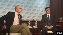 陈光诚和美国企业研究所所长布鲁克斯(美国之音杨明拍摄)