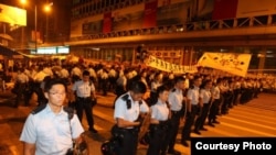 香港警方周五凌晨突袭清理旺角占领区路障(苹果日报图片)