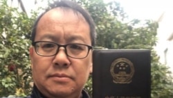 中国维权律师刘晓原手举律师“失业证” (推特照片)