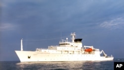 资料照片:美国海军探路者级(Pathfinder-class)海洋测量船“鲍迪奇号”(USNS Bowditch)在开阔水域航行。(照片来源:美国海军视觉新闻社)