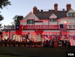 2014年10月8日参议员麦凯恩母亲出席台湾驻美代表处双十酒会庆祝仪式,时任台湾驻美代表沈吕巡介绍麦凯恩夫人。(美国之音钟辰芳拍摄)