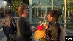 国会候选人苏珊.舒尔提(左)在地铁站拉票(美国之音:杨晨拍摄)