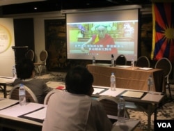 达赖喇嘛在会议中发表谈话(美国之音张永泰拍摄)