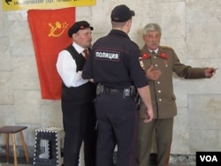 莫斯科街头有人装扮成列宁和斯大林同包括中国人在内的游客合影,有时也会受到警察盘查。