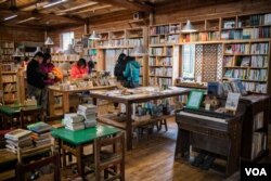 台湾桃园乡间的晴耕雨读书店。(美国之音记者方正拍摄)