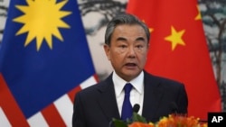 中国外长王毅与马来西亚外长赛夫丁·阿卜杜拉在北京钓鱼台国宾馆会晤后举行的记者会上讲话。（2019年9月12日）