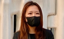 公民党秘书长梁嘉善表示,港府推出安心出行手机应用程式超过两个月,市民对于私隐保障有疑虑,亦不希望被当局透过手机应用程式追縱行纵,她认为港府应该全面封关,源头堵截病毒源头。 (美国之音/汤惠芸)