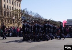 小规模美国陆军部队参加在华盛顿街头的节日庆祝游行。(资料照)