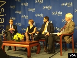 左起:华盛顿邮报社论版编辑希亚特、但彭博新闻社执行编辑奥凯里、《外交事务》杂志副总编沃格特、亚洲协会美中关系中心主任夏伟(美国之音方冰拍摄)