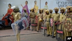 在两名女子进入印度教圣殿的消息引发抗议后,警察守卫在喀拉拉邦政府秘书处前。(2019年1月2日)