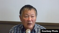 魏京生2015年8月出席在荷兰海牙举行的“中国之路”国际研讨会(中国民主运动海外联席会议)