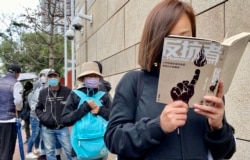 香港市民霍小姐表示,如果47名被告因参与初选犯国安法,投票的超过60万市民同样犯法,她对各被告要受马拉松聆讯及还柙之苦感到心痛(美国之音/汤惠芸)