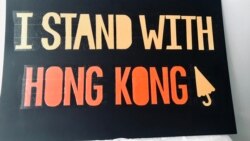 参与反警暴游行的中国留学生小黄制作的“我和香港站在一起”的牌子。(照片由当事人提供)