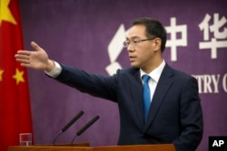 中国商务部发言人高峰在记者会上(2018年3月29日)