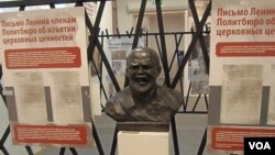 俄罗斯东正教会2012年举办迫害宗教展览中的列宁像。后面是列宁当年写给政治局要求没收教会财产的信件内容。(美国之音白桦拍摄)
