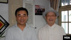 任世淦接受采访后与记者合影(美国之音林森拍摄)