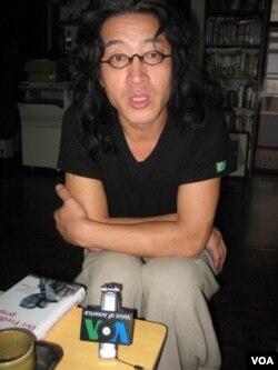 独立中文笔会主席,流亡诗人贝岭(申华拍摄)