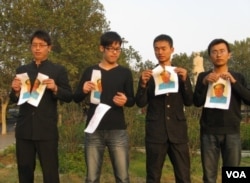 中国4青年在郑州紫荆山广场毛泽东雕塑背后撕毁毛像(2012年10月25日,网上照片)