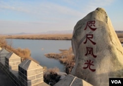 在这里,中朝两国仅以一道铁丝网相隔,被称为“咫尺风光”