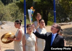 特奥会主席举起火炬(courtesy Vassilis Koutromanos )