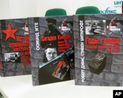 已出版的斯大林制度历史、大饥荒等研究著作(美国之音白桦拍摄)