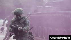 2021年,台湾汉光演习实施淡水河防演练,阻绝敌军来犯。(台湾国防部提供)