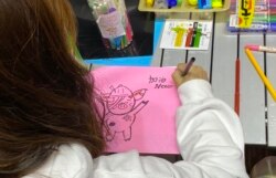 有香港市民11月30日晚在旺角街站画心意卡给12港人，寄语他们加油、永不放弃。 (美国之音特约记者汤惠芸摄)