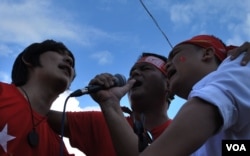 11月5日，缅甸掸邦，当地乐队为民盟（NLD）举办了一场助选演唱会。（2015年11月5日，美国之音朱诺拍摄）