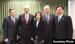 蔡英文与美特使前副国务卿伯恩斯(右二,红领带)、美国在台协会台北处长梅健华(右一)、美国在台协会理事主席薄瑞光(左二,蓝领带)及吴钊燮(民进党提供图片)