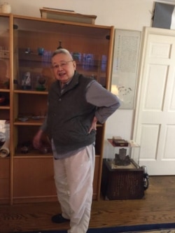 余英时先生在家中 (美国之音 罗四鸰拍摄)