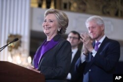 美国民主党总统竞选人希拉里·克林顿(前左)