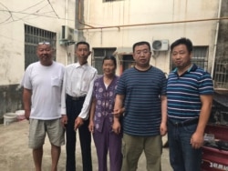 谢阳律师(右一)探望江天勇(右二)(网络截图)