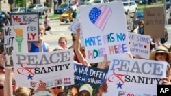纽约布鲁克林8月13日举行“和平与理性”集会,参与者手举标语。