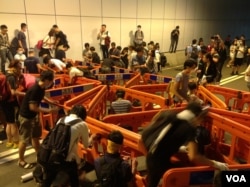 示威者周二晚占据金钟龙和道(美国之音图片/海彦拍摄)