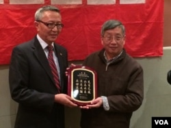 胡平代表汉人朋友向贡嘎扎西赠送“汉藏友谊杰出贡献奖”奖牌(美国之音 方冰拍摄)