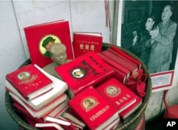 1999年上海里弄摆摊出售的文革遗物:毛泽东和林彪照片,所谓“红宝书”的毛主席语录等等