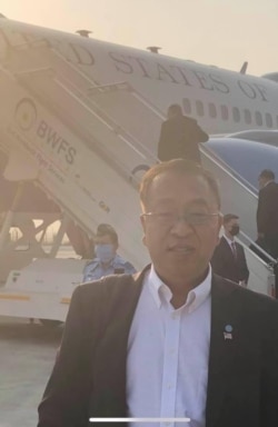 美国国务卿中国政策首席顾问余茂春2020年10月27日陪同蓬佩奥出访,离开新德里前往科伦坡,背景为蓬佩奥登上专机。(照片由余茂春提供)