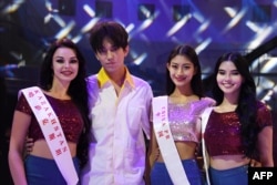 哈萨克斯坦小姐Yekaterina Dvoretskaya,俄罗斯小姐Natalya Stroeva(右),中国小姐毛培蕊与哈萨克斯坦流行歌手迪玛希在中国海南岛举行的第68届世界小姐大赛决赛前排练(2018年12月7日)。