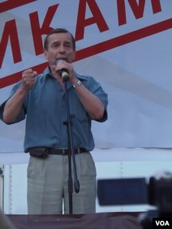 2012年7月份莫斯科的要求释放政治犯的集会上,人权活动人士波诺玛廖夫讲话。