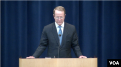 美国国务院助理国务卿布朗菲尔德(美国之音黄锋摄)